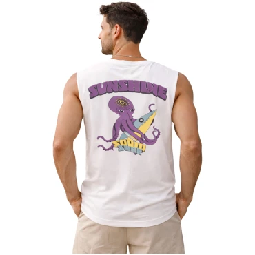 גופיית גבר לבנה עם הדפס אוקטופוס וגלשן