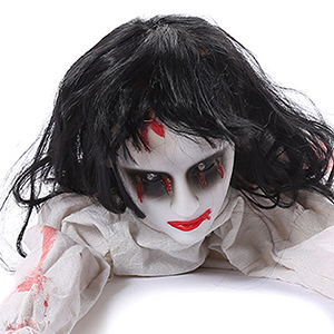 בובת ילדה זומבית ממונעת להלוואין בובת ילדה זומבית ממונעת להלוואין