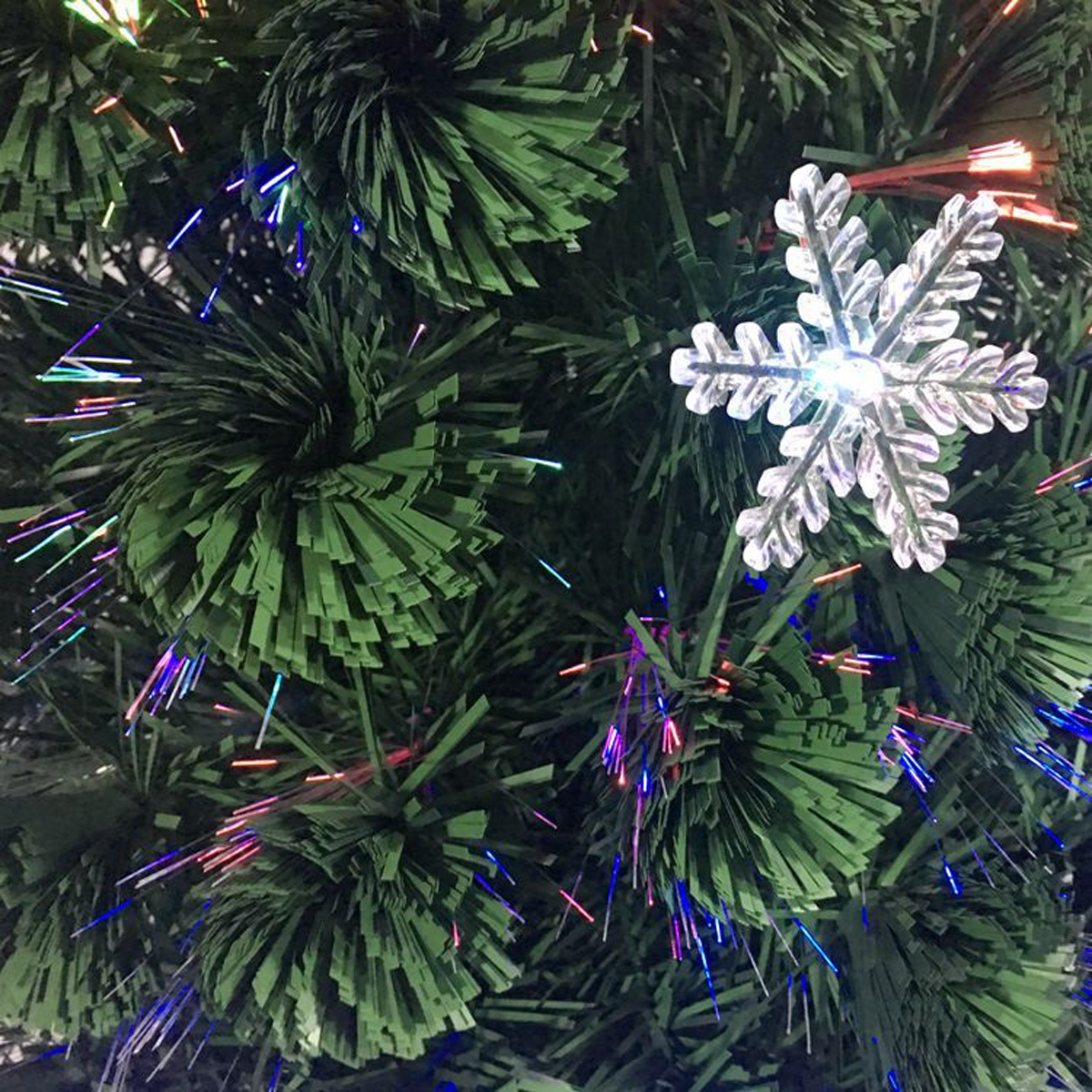 עץ אשוח עם תאורה צבעונית מובנית - 1.5 מ׳